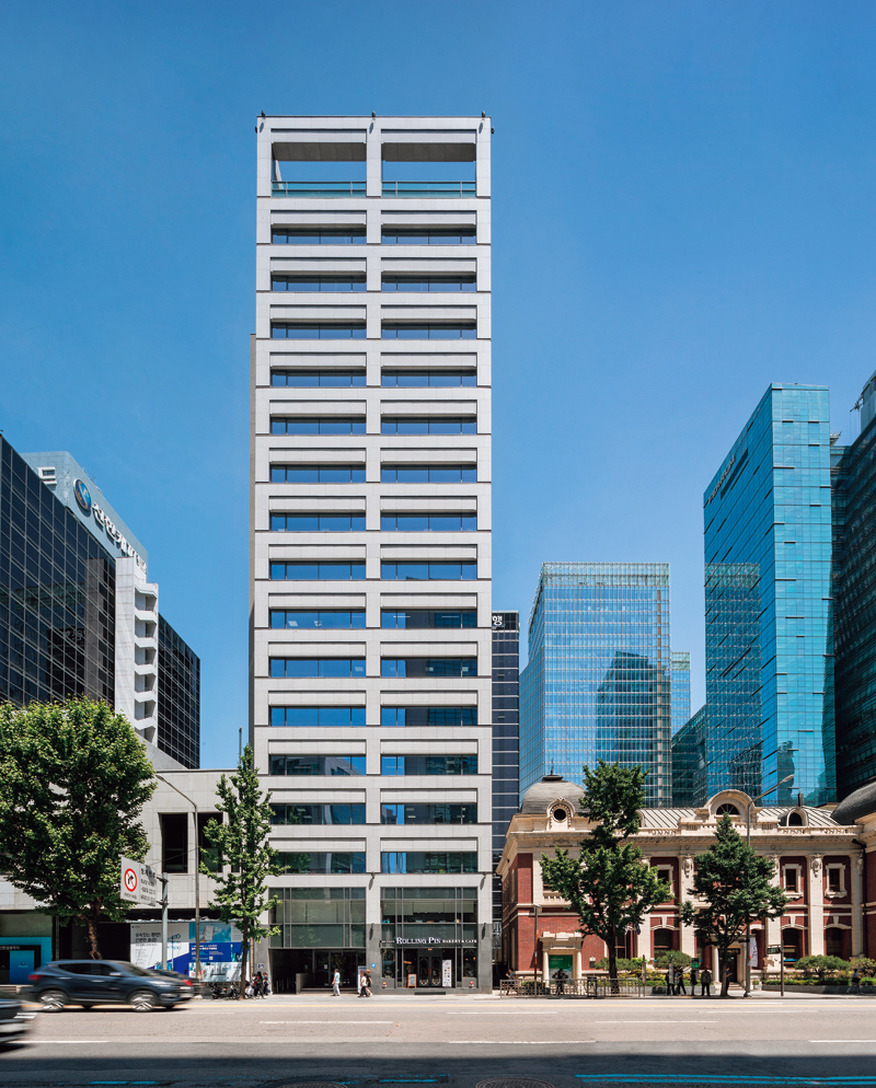 В районе Ыльджиро есть двух- и трехэтажные бетонные коммерческие здания, построенные в 1950-х и 1960-х годах.