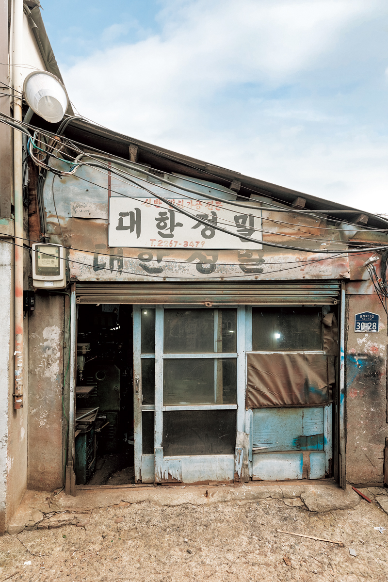 Many of Euljiro’s calligraphy signboards from the 1960s and 1970s still remain.