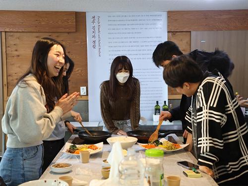 [Bridging the World] <font color='red'>TCS</font> Young Ambassadors Visit Jeonju for Korean Experience